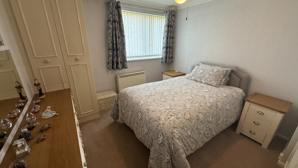 Lot: 87 - VACANT TWO-BEDROOM GROUND FLOOR FLAT IN CONVENIENT RESIDENTIAL LOCATION - Internal view of bedroom